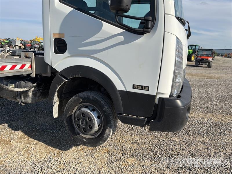Nissan Multitel HX200 20 m on Nissan NT400 Bucket Truck Lastbilmonterede lifte