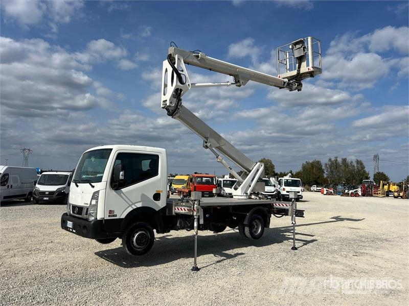 Nissan Multitel HX200 20 m on Nissan Cabstar 35.13 Bucket Teherautóra szerelt emelők és állványok