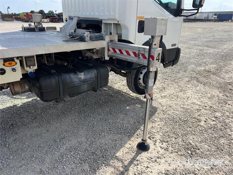 Nissan Multitel HX200 20 m on Nissan Cabstar 35.13 Bucket Teherautóra szerelt emelők és állványok