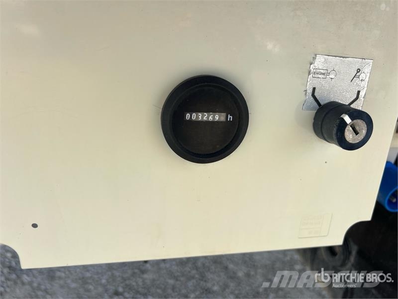 Nissan Multitel HX200 20 m on Nissan Cabstar 35.13 Bucket Teherautóra szerelt emelők és állványok