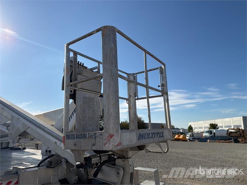 Nissan Multitel HX200 20 m on Nissan NT400 Bucket Truck Lastbilmonterede lifte