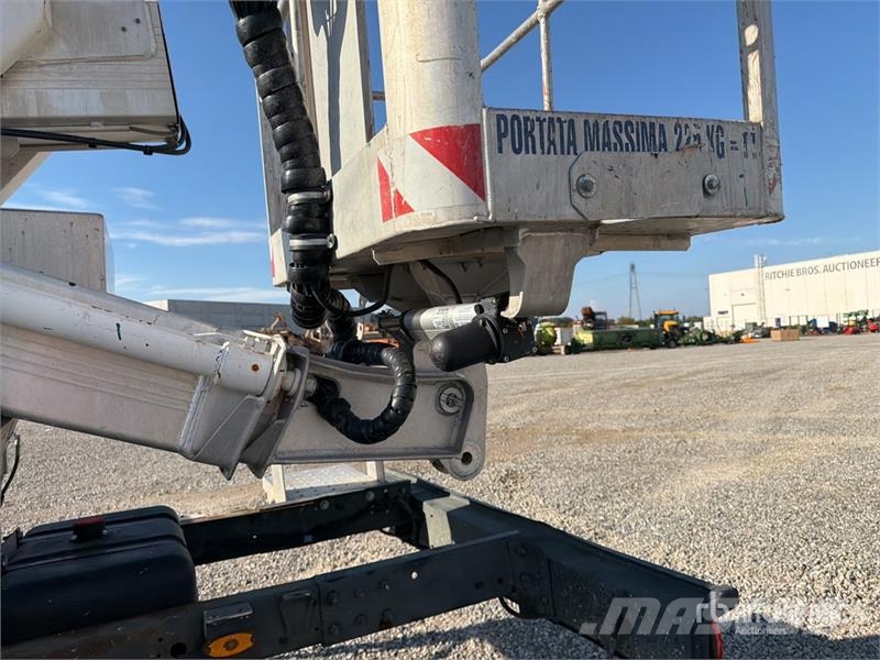 Nissan Multitel HX200 20 m on Nissan NT400 Bucket Truck Lastbilmonterede lifte