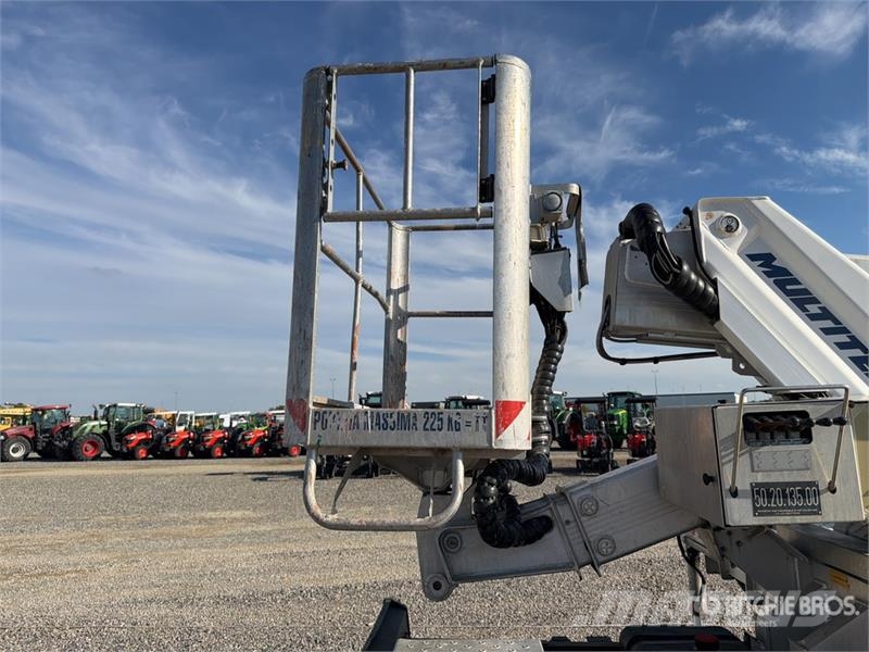 Nissan Multitel HX200 20 m on Nissan NT400 Bucket Truck Lastbilmonterede lifte