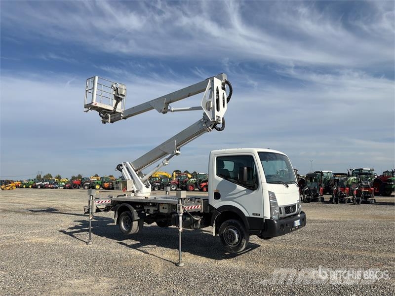 Nissan Multitel HX200 20 m on Nissan NT400 Bucket Truck Lastbilmonterede lifte