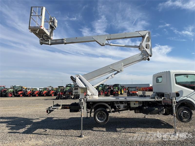 Nissan Multitel HX200 20 m on Nissan NT400 Bucket Truck Lastbilmonterede lifte