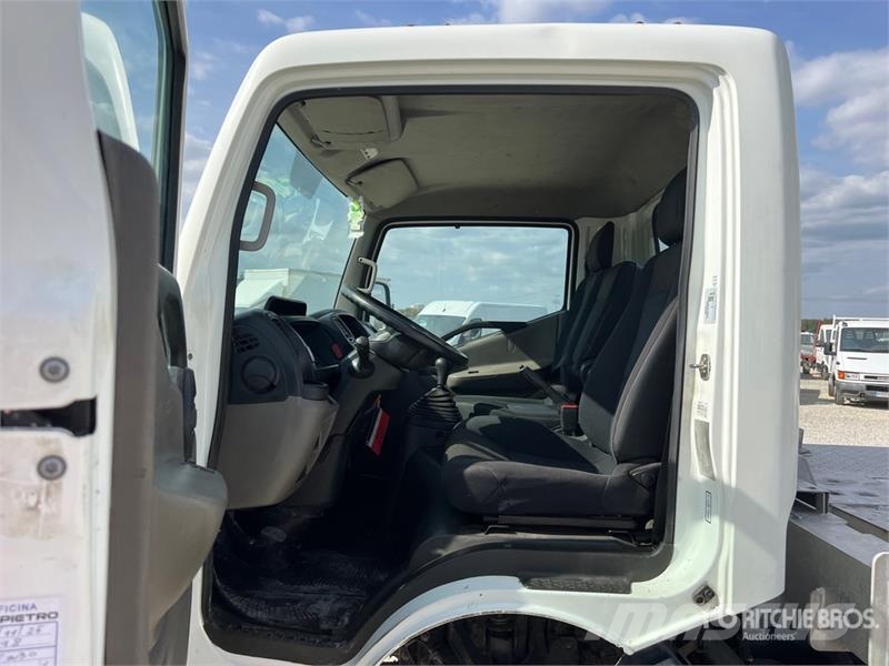 Nissan Multitel HX200 20 m on Nissan Cabstar 35.13 Bucket Teherautóra szerelt emelők és állványok