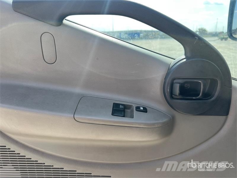 Nissan Multitel HX200 20 m on Nissan Cabstar 35.13 Bucket Teherautóra szerelt emelők és állványok