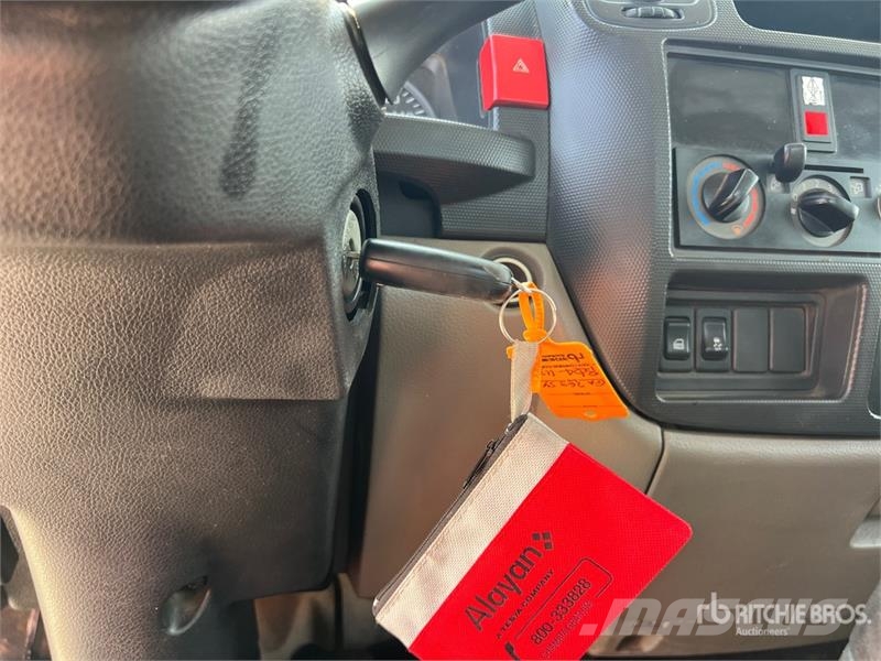 Nissan Multitel HX200 20 m on Nissan Cabstar 35.13 Bucket Teherautóra szerelt emelők és állványok