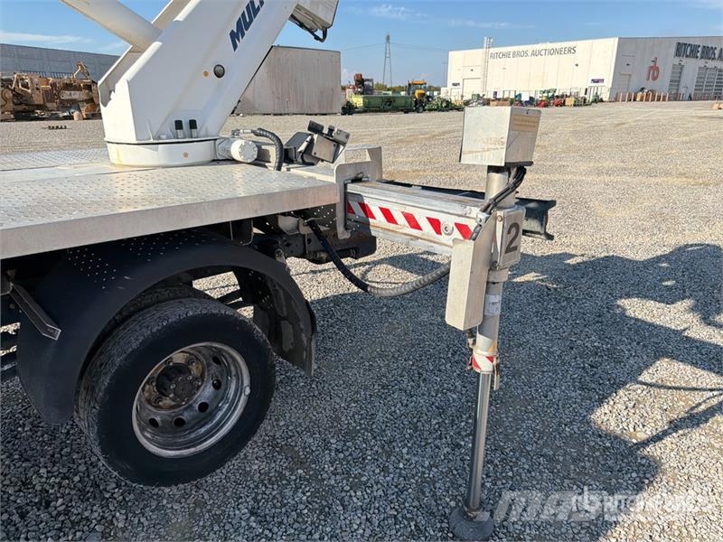 Nissan Multitel HX200 20 m on Nissan NT400 Bucket Truck Lastbilmonterede lifte
