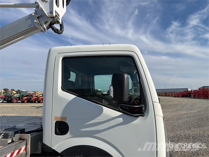 Nissan Multitel HX200 20 m on Nissan NT400 Bucket Truck Lastbilmonterede lifte