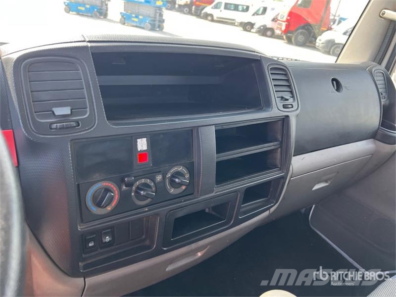 Nissan Multitel HX200 20 m on Nissan Cabstar 35.13 Bucket Teherautóra szerelt emelők és állványok