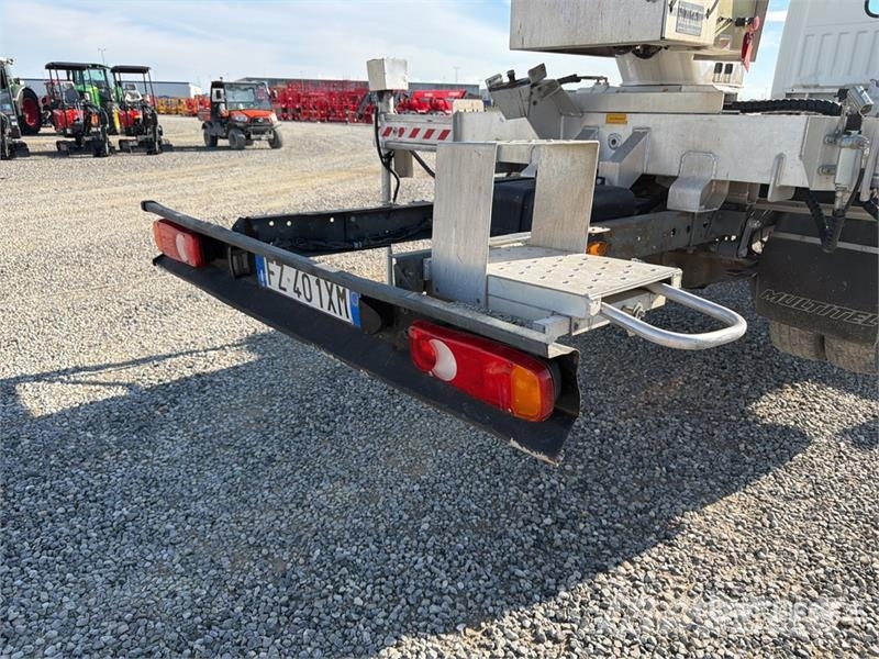 Nissan Multitel HX200 20 m on Nissan NT400 Bucket Truck Lastbilmonterede lifte