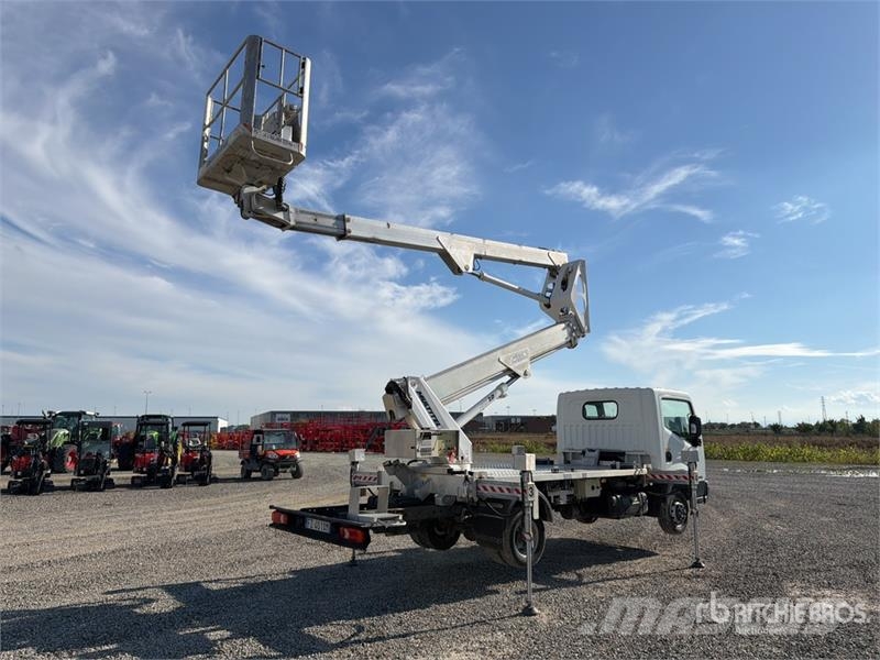 Nissan Multitel HX200 20 m on Nissan NT400 Bucket Truck Lastbilmonterede lifte