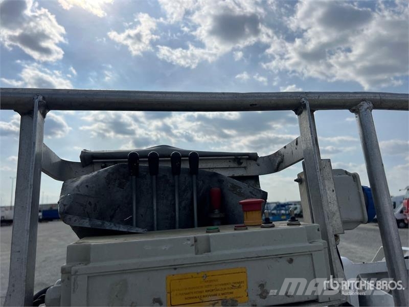 Nissan Multitel HX200 20 m on Nissan Cabstar 35.13 Bucket Teherautóra szerelt emelők és állványok