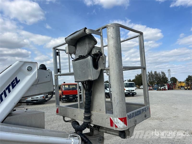 Nissan Multitel HX200 20 m on Nissan Cabstar 35.13 Bucket Teherautóra szerelt emelők és állványok