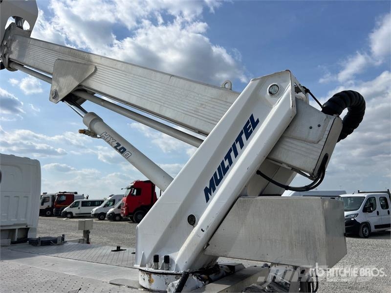 Nissan Multitel HX200 20 m on Nissan Cabstar 35.13 Bucket Teherautóra szerelt emelők és állványok