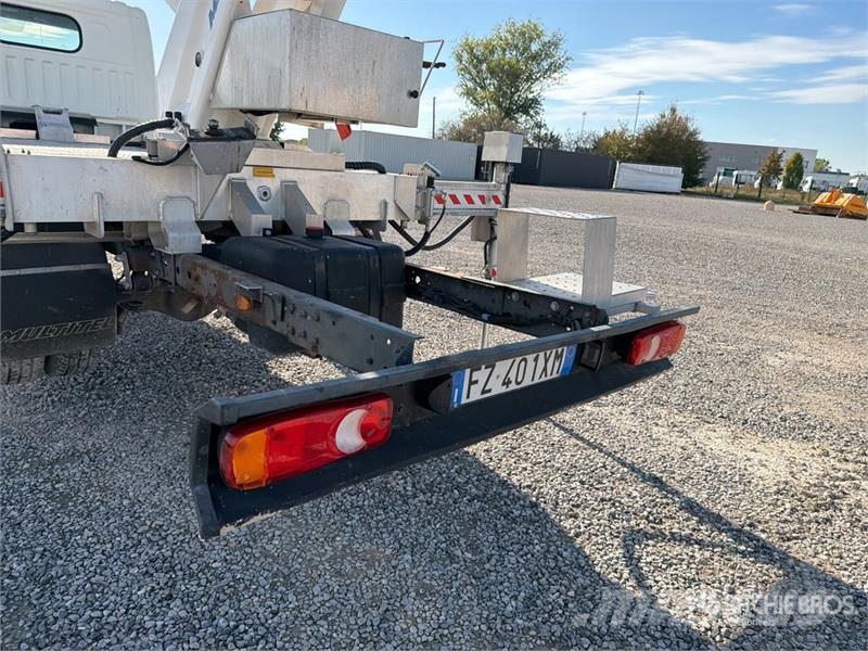 Nissan Multitel HX200 20 m on Nissan NT400 Bucket Truck Lastbilmonterede lifte