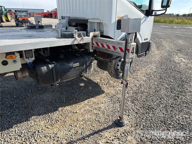 Nissan Multitel HX200 20 m on Nissan NT400 Bucket Truck Lastbilmonterede lifte