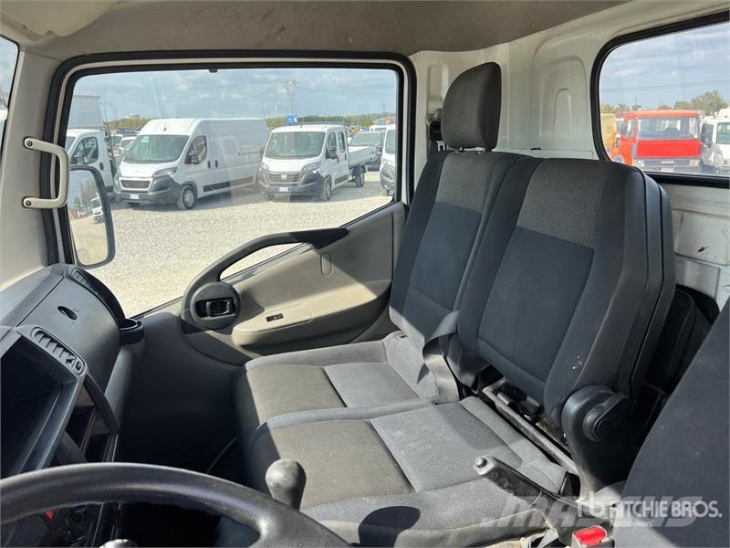 Nissan Multitel HX200 20 m on Nissan Cabstar 35.13 Bucket Teherautóra szerelt emelők és állványok