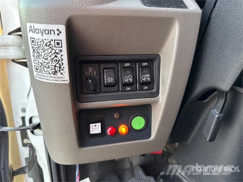 Nissan Multitel Pagliero HX195 19.5 m on Nissan Cabstar B Teherautóra szerelt emelők és állványok