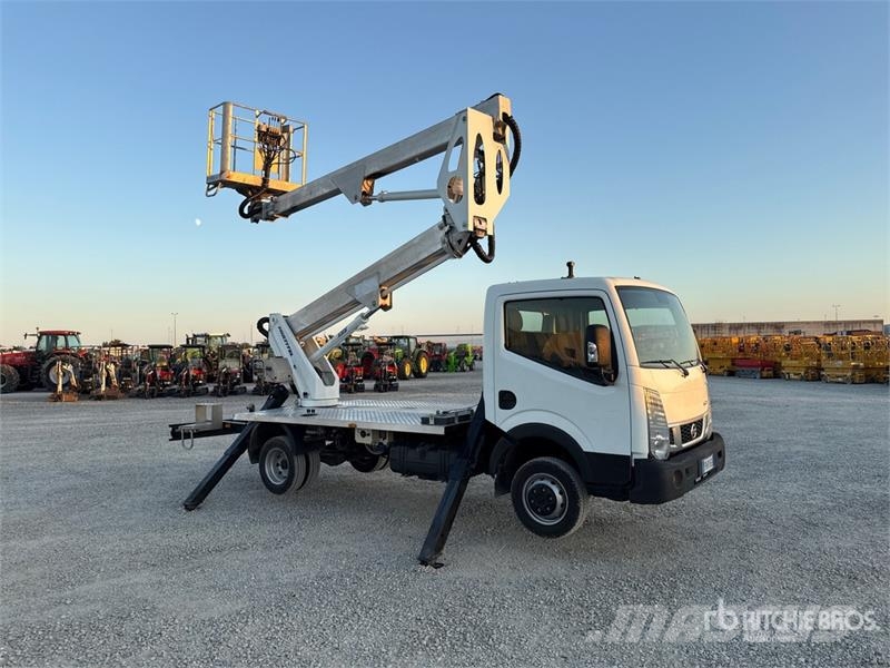 Nissan Multitel Pagliero HX195 19.5 m on Nissan Cabstar B Teherautóra szerelt emelők és állványok