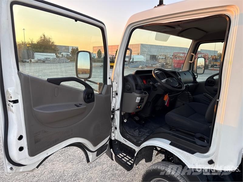 Nissan Multitel Pagliero HX195 19.5 m on Nissan Cabstar B Teherautóra szerelt emelők és állványok