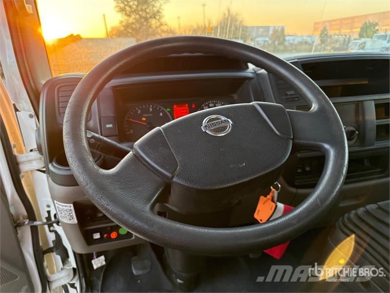 Nissan Multitel Pagliero HX195 19.5 m on Nissan Cabstar B Teherautóra szerelt emelők és állványok