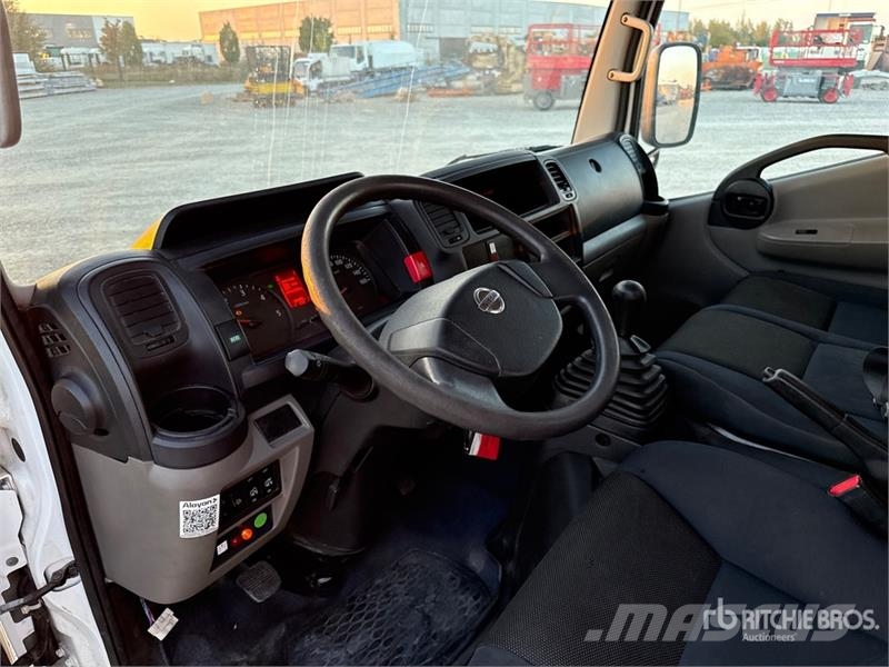 Nissan Multitel Pagliero HX195 19.5 m on Nissan Cabstar B Teherautóra szerelt emelők és állványok