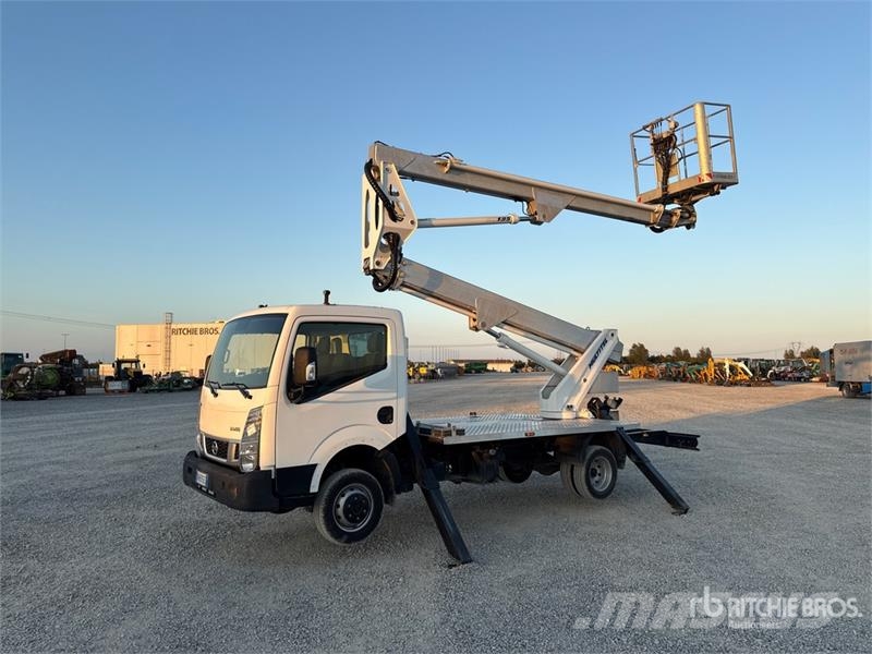 Nissan Multitel Pagliero HX195 19.5 m on Nissan Cabstar B Teherautóra szerelt emelők és állványok
