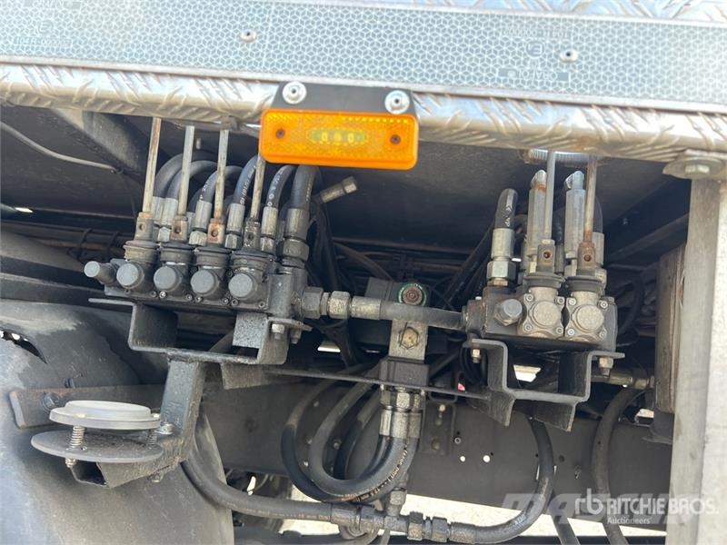 Nissan MX 270 EX 27 m on Nissan Atleon 56.15 Comfort 4x2 Lastbilmonterede lifte