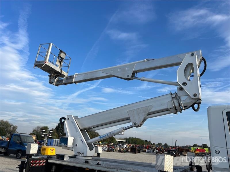 Nissan MX 270 EX 27 m on Nissan Atleon 56.15 Comfort 4x2 Lastbilmonterede lifte