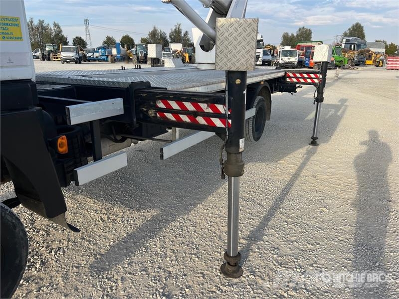 Nissan MX 270 EX 27 m on Nissan Atleon 56.15 Comfort 4x2 Lastbilmonterede lifte