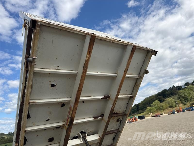 Nissan NT 400 Cabstar 35.14 4x2 Camion Benne Dump Truck Autobasculanta