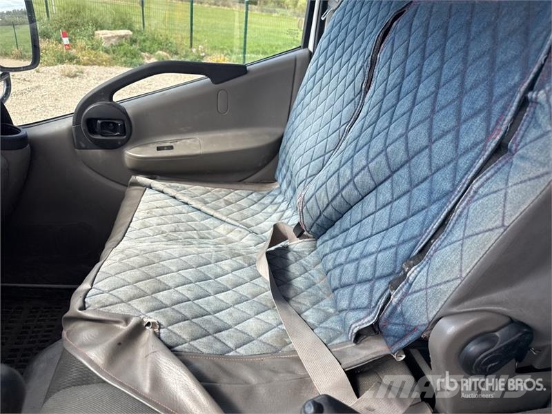 Nissan NT 400 Cabstar 35.14 4x2 Camion Benne Dump Truck Autobasculanta