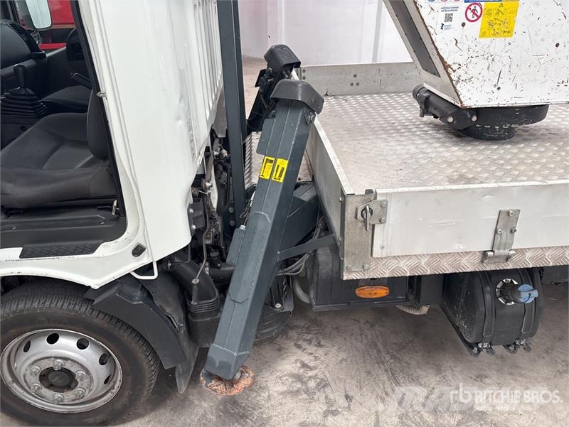 Nissan NT400 4x2 Bucket Truck المنصات الهوائية المثبتة على شاحنة