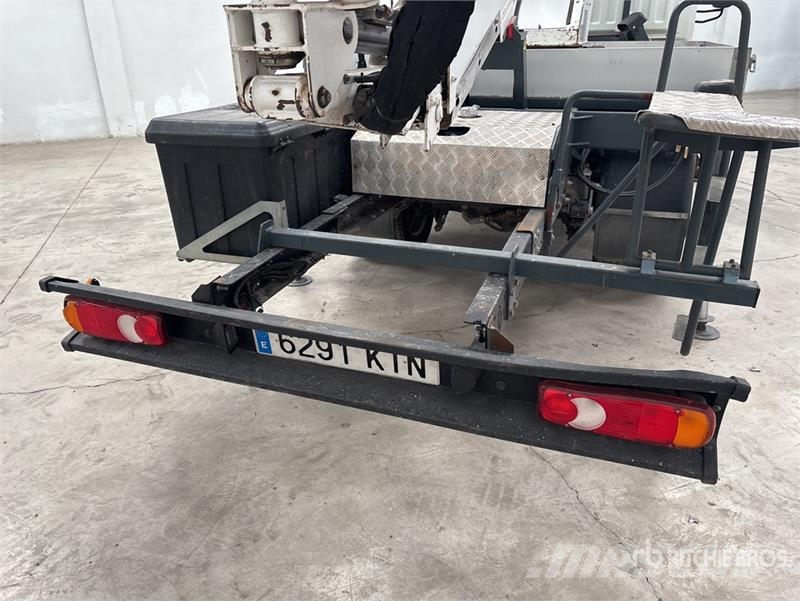 Nissan NT400 Bucket Truck Plataformas sobre camión