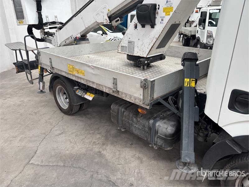 Nissan NT400 Bucket Truck Plataformas sobre camión