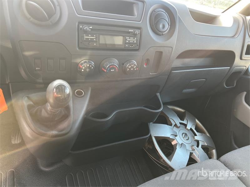 Nissan NV400 P/M Curtain Side Truck Брезентови камиони