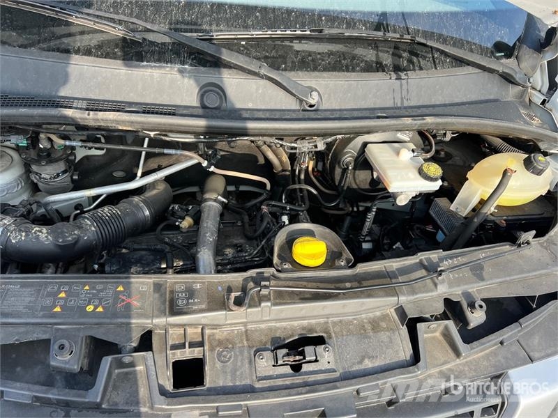 Nissan NV400 P/M Curtain Side Truck Брезентови камиони