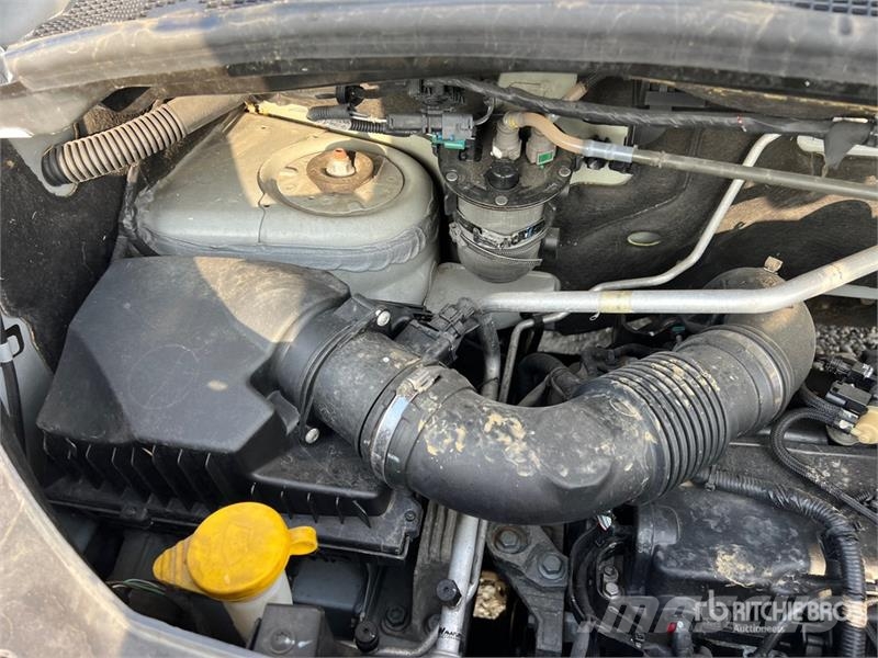 Nissan NV400 P/M Curtain Side Truck Брезентови камиони