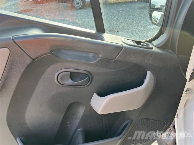 Nissan NV400 P/M Curtain Side Truck Брезентови камиони