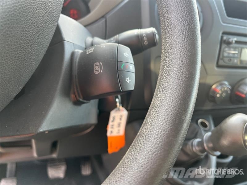Nissan NV400 P/M Curtain Side Truck Брезентови камиони