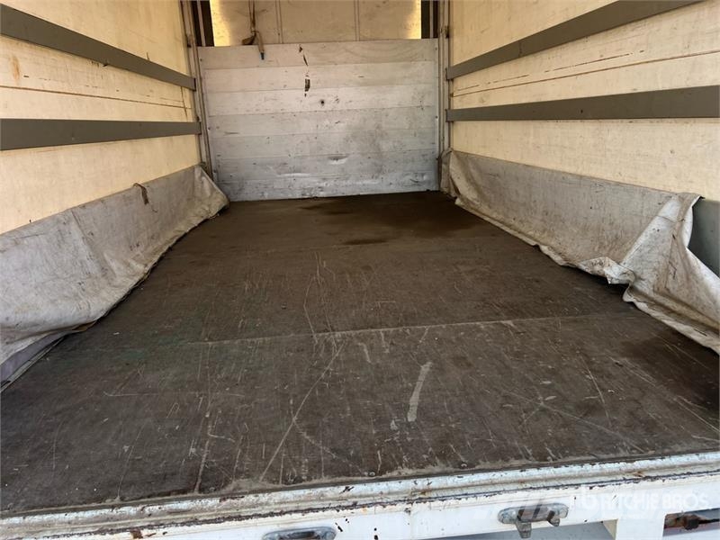 Nissan NV400 P/M Curtain Side Truck Брезентови камиони