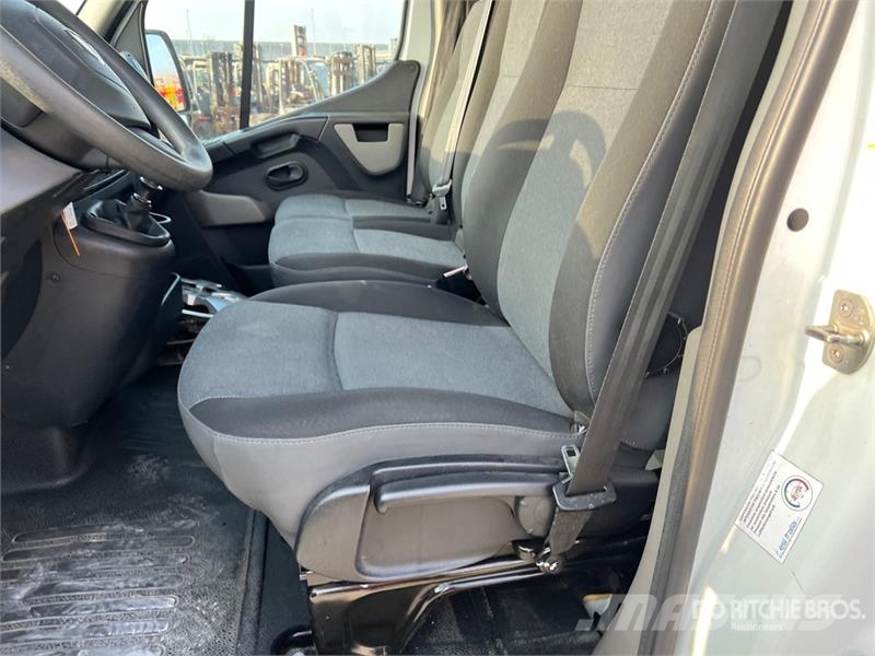 Nissan NV400 P/M Curtain Side Truck Брезентови камиони