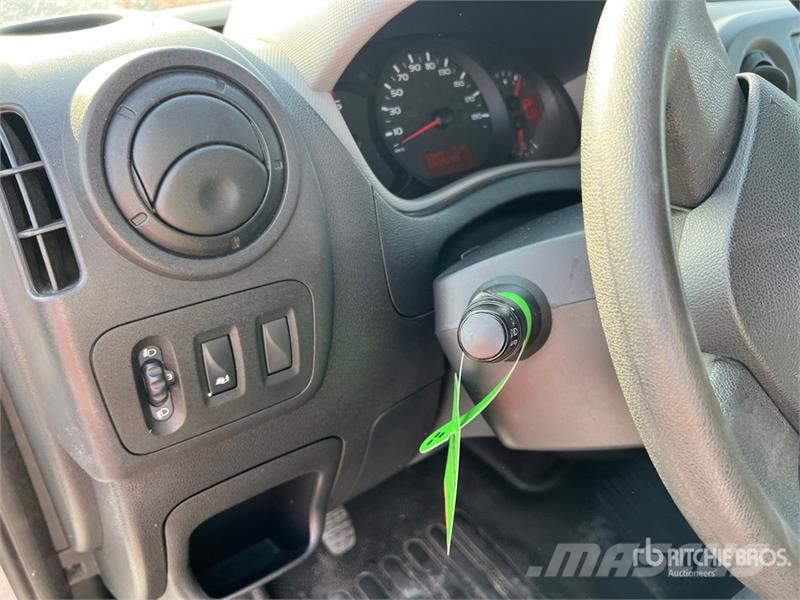 Nissan NV400 P/M Curtain Side Truck Брезентови камиони