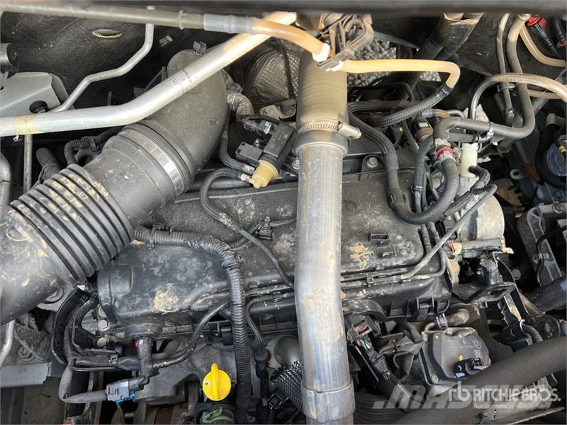 Nissan NV400 P/M Curtain Side Truck Брезентови камиони