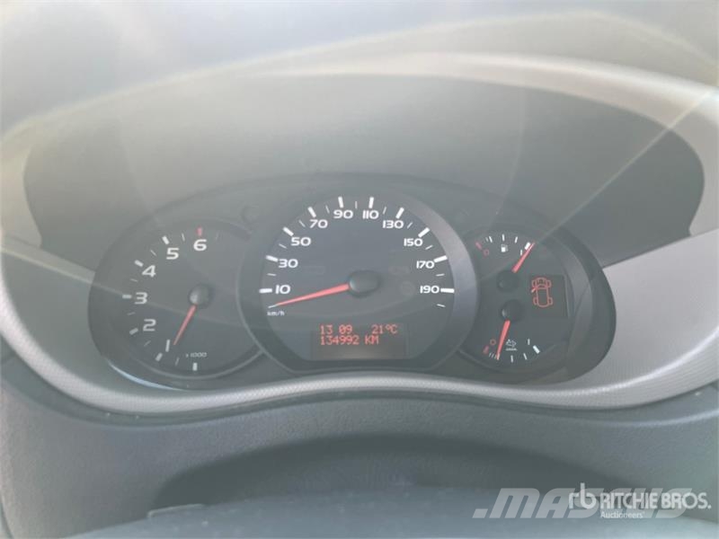 Nissan NV400 P/M Curtain Side Truck Брезентови камиони
