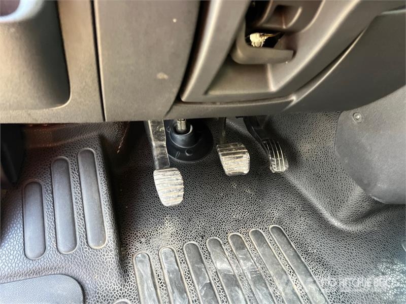 Nissan NV400 P/M Curtain Side Truck Брезентови камиони