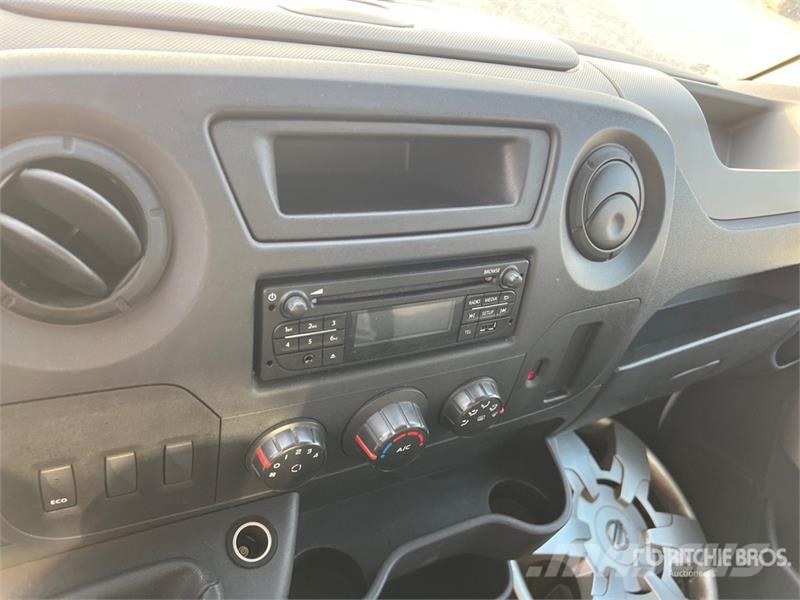 Nissan NV400 P/M Curtain Side Truck Брезентови камиони
