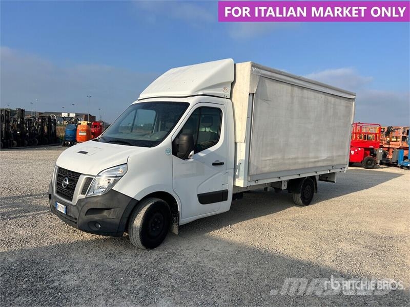 Nissan NV400 P/M Curtain Side Truck Camión con caja abierta